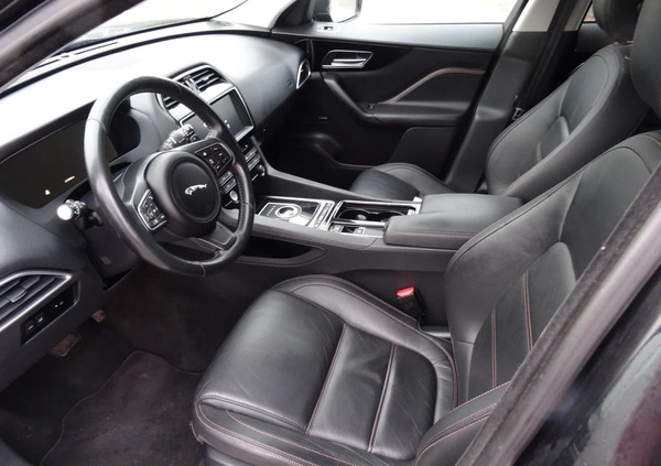 Jaguar F-Pace cena 89999 przebieg: 216000, rok produkcji 2016 z Stęszew małe 191